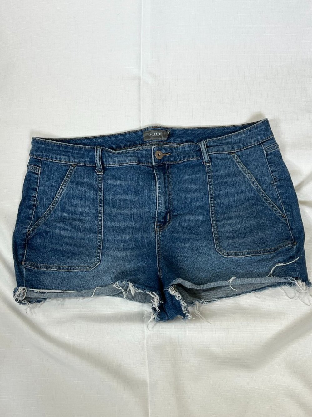 Torrid 22 Stretch Distressed Denim Shorts Frayed Raw Hem Medium Wash Pocket Jean